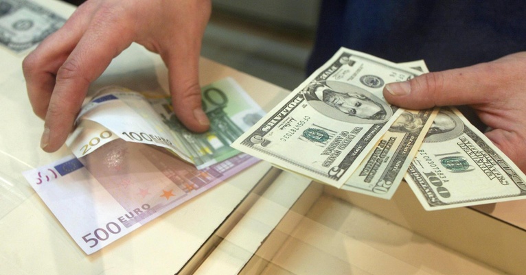 برای سرمایهگذاری دلار بخریم یا یورو؟